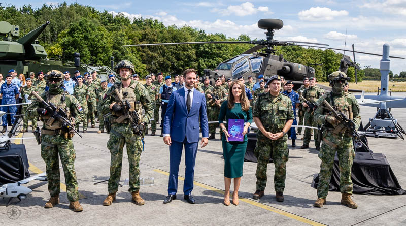 De minister, staatssecretaris en CDS met de nieuwe nota en voor de troepen.