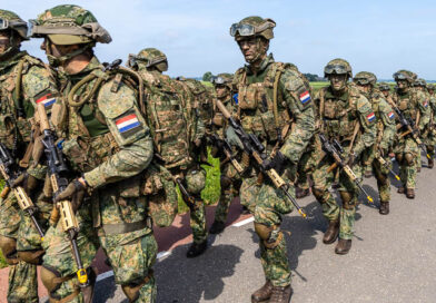 Rij marcherende militairen