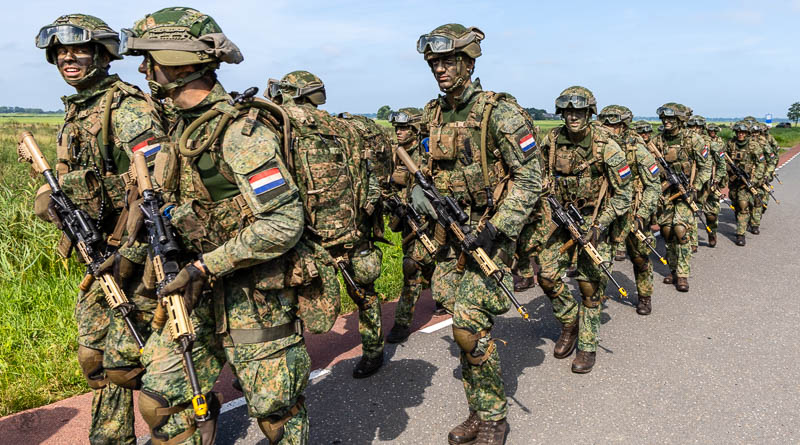 Rij marcherende militairen