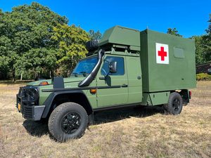 Een Mercedes 350 terreinwagen met ziekenauto-opbouw (met rood kruis)