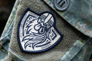 Witte patch met zwarte tekening van een gehelmde haan