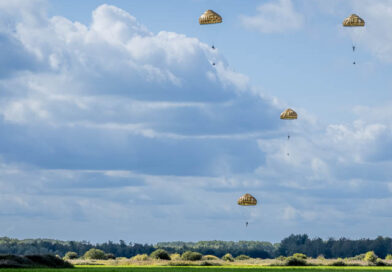 Parachutes boven de Marnewaard