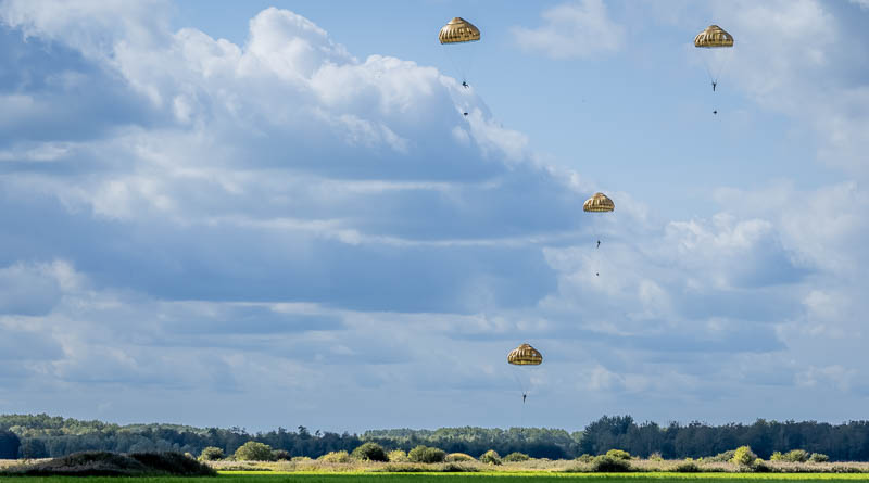 Parachutes boven de Marnewaard
