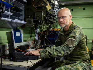 Een officier op zijn tactische werkplek achter de laptop