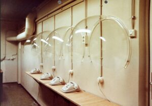 Doorzichtige plexiglazen bollen en oude telefoons in een ruimte