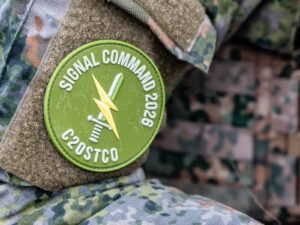 Een lichtgroen embleem van de oefening op de mouw van het uniform