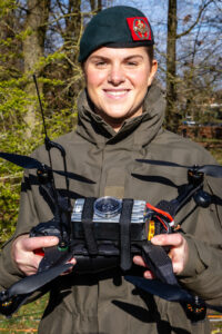 Militair met drone (en coin UAS taskforce)