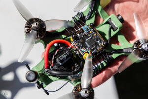 Kleine drone op de hand