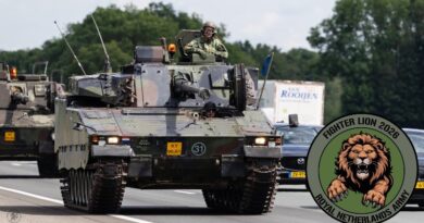 CV90 pantservoertuig op de snelweg