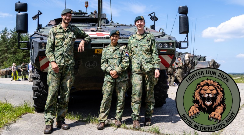 Drie militairen voor een pantservoertuig