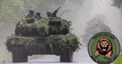 Tank over de weg en logo van de oefening