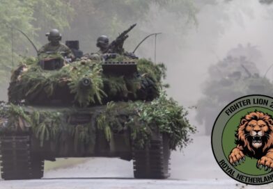 Tank over de weg en logo van de oefening