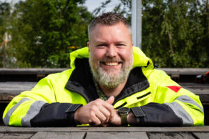 Lachende officier in veiligheidsjas