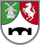 Wapen met molen, paard en brug in een groen, rode en witte achtergrond.