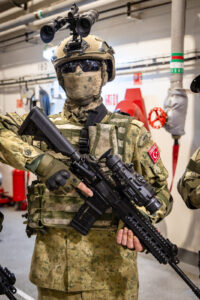 Turkse militair in volledige gevechtskleding en met geweer voor de borst