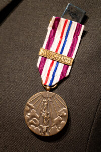 Foto van een medaille op een uniform
