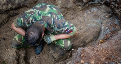 EOD-militair bij de vliegtuigbom